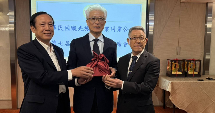 觀光旅館公會理事長、北投麗禧酒店董事長蕭景田（右）交接印信給鄉林集團董事長、涵碧樓酒店董事長賴正鎰（左），監事會召集人柴俊林（中）監交。（圖／全國觀光旅館公會提供）