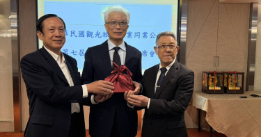 觀光旅館公會理事長、北投麗禧酒店董事長蕭景田（右）交接印信給鄉林集團董事長、涵碧樓酒店董事長賴正鎰（左），監事會召集人柴俊林（中）監交。（圖／全國觀光旅館公會提供）