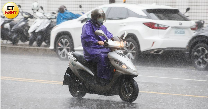 今天首波梅雨滯留鋒面來了，可能一路影響到週五。（示意圖／黃威彬攝）
