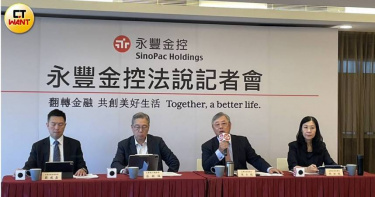 永豐金2026年前五月獲利倍增，銀行、證券兩大引擎受到合併效益發酵，右二為總經理朱士廷。（圖／李蕙璇攝）