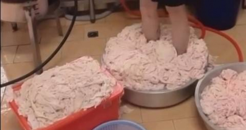 「伍兩五炸雞專賣店」太平二店爆發食安爭議，員工腳踩雞皮的影片遭人流出。（圖／翻攝Threads， @dafeiji_new）