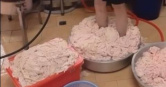 「伍兩五炸雞專賣店」太平二店爆發食安爭議，員工腳踩雞皮的影片遭人流出。（圖／翻攝Threads， @dafeiji_new）