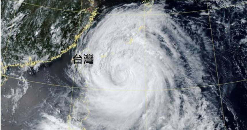 最新衛星雲圖顯示，巴威颱風外圍雲系廣闊，鄭明典形容是「比台灣大很多的颱風」。（圖／翻攝自臉書，鄭明典）