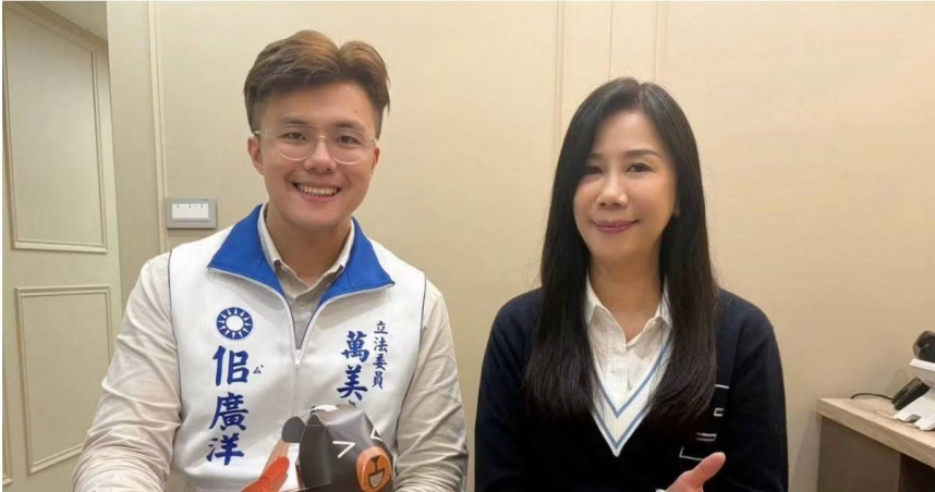 佀廣洋13日發布聲明，宣布放棄國民黨提名參選桃園市議員，圖為佀廣洋與母親萬美玲合照。（圖／翻攝佀廣洋臉書）