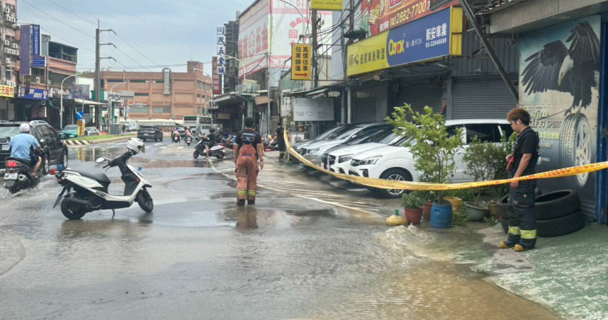 新莊新樹路地下水管爆裂「泥水狂噴路變小溪」　附近702戶停水