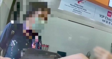 南港展覽館22日傳出男子進入女廁事件，警方到場攔查並進行鑑識，現場及男子身上均未發現針孔等偷拍設備，仍依社維法移送裁處。（圖／翻攝畫面）