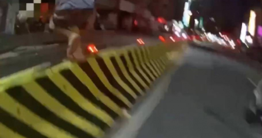 通緝犯見警跨欄狂奔！　他遭強壓在地狂喊「我的麵」