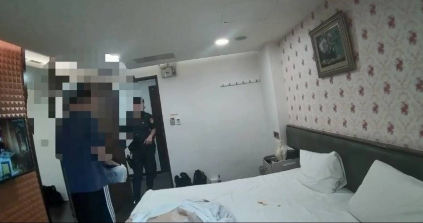 邱男持鎮暴槍攻擊民宅導致毀損，18日上午在汽車旅館遭警方逮捕。（圖／翻攝畫面）