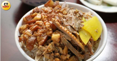 3鴨肉滷肉參半的「鴨魯飯」，配上一片經典漬蘿蔔解膩。(45元/大碗)