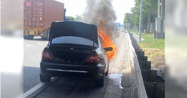 賓士車竄煙起火燒成廢鐵 駕駛急停路肩驚險逃生