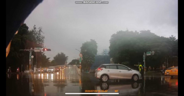 台南三寶駕駛不甩交管 強行左轉還碰撞員警