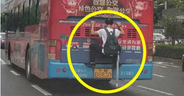 超狂搭便車法!小資男手腳緊抓「貼公車尾」 市區趴趴走攏免錢