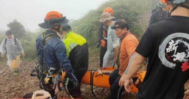 男登山不慎墜落50公尺深廢棄礦坑 消防員搏命垂降救人