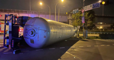 滿載丙烯氣體槽車國道翻覆 駕駛逃命機捷一度雙向停駛