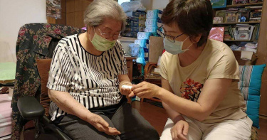 96歲嬤血氧狂掉!不肯打疫苗「留給年輕人」 問政府:為何不願意進口?