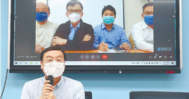 國民黨團副書記長鄭正鈐、洪孟楷、立委吳斯懷17日在柬埔寨以視訊方式向外交部喊話，要求盡速建立與柬埔寨官方的救援平台，記者會由總召曾銘宗（前）主持。（圖／陳君瑋攝）