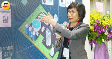 東元集團董事長邱純枝在台北國際自動化工業大展，展示在淨零排碳的趨勢下，東元可以提供的產品與服務。（圖／黃鵬杰攝）