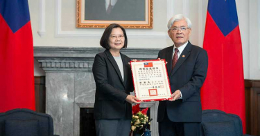 接當選證書 蔡英文:感謝台灣人民和民主續約