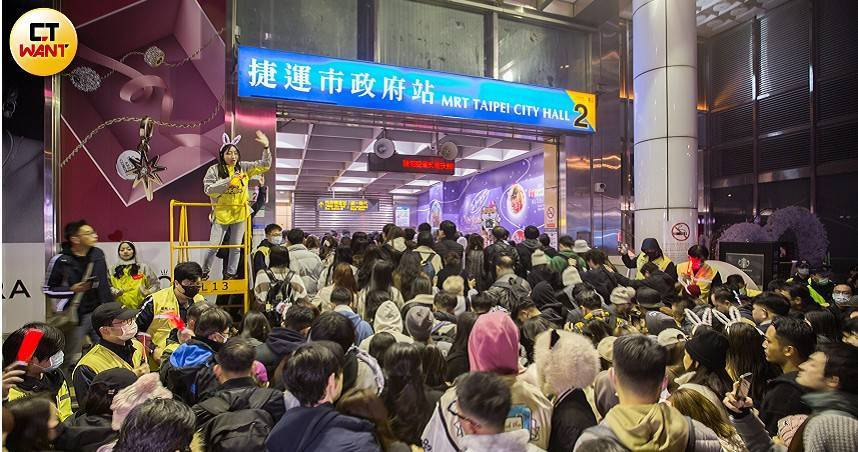 年末或春節前常是尾牙和春酒旺季。圖為台北市府跨年活動後周邊散場人潮。（圖／黃威彬攝）