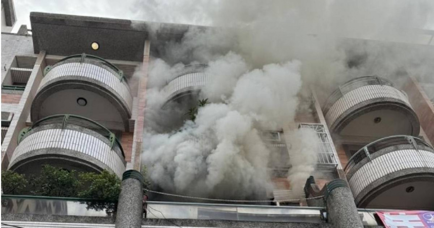 高雄1棟5樓透天厝冒出大量濃煙，3樓堆放的雜物床鋪起火惹禍，造成1人胸悶送醫。（圖／翻攝畫面）