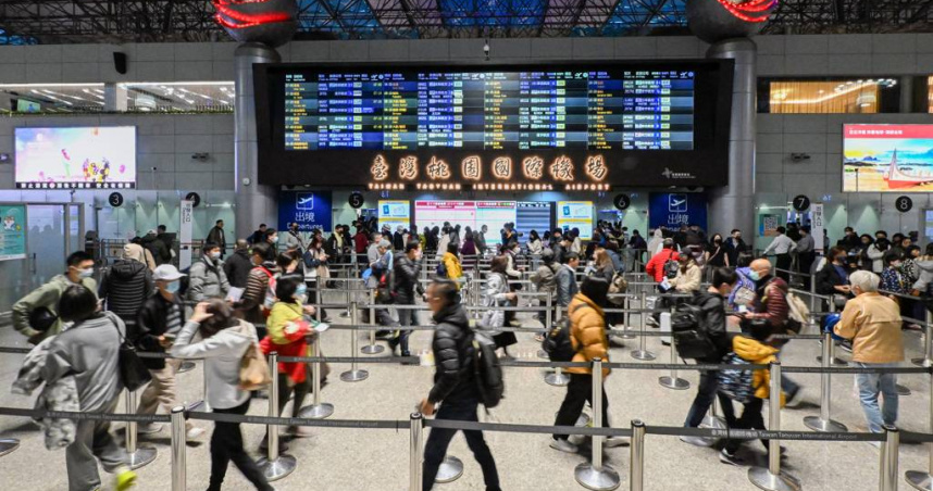 入境旅客必須滿18歲方可攜帶自用酒類產品，攜帶自用酒類1.5公升（不限瓶數）以下免稅。(示意圖／資料照片)