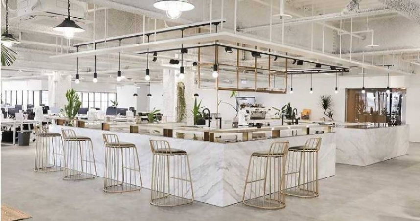 為滿足員工「食」的需求，越來越多企業願意增設咖啡吧或零食區。（圖／唯品時尚提供）