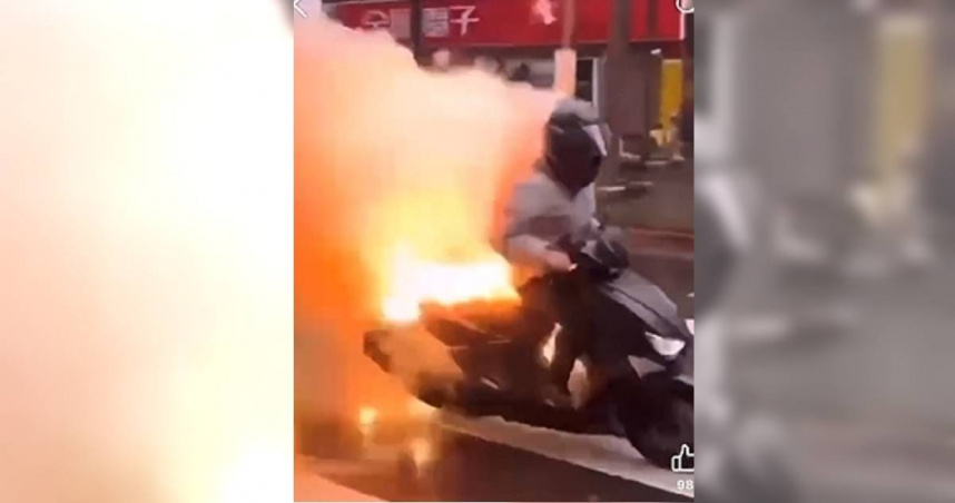 樹林男鞭炮綁車尾慶開工掀熱議，危險行為已觸法恐遭警開罰。（圖／翻攝自重機車友臉書）