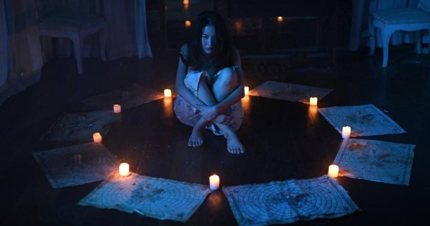 《鬼碟仙》劇情描述只要接觸通靈板碟仙遊戲的人，都會被惡靈纏身、夜不成眠。（圖／MyVideo提供）