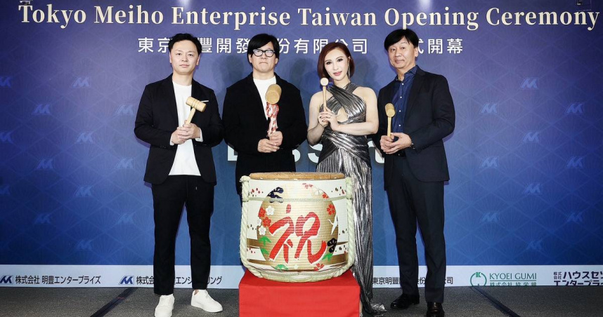 麻辣天后利菁（右二）參與東京明豐台灣分公司鏡開開幕慶，左一為總經理內田千博、左二為會長史吹滿、右一為協榮組會長吉田茂樹（圖／東京明豐提供）。