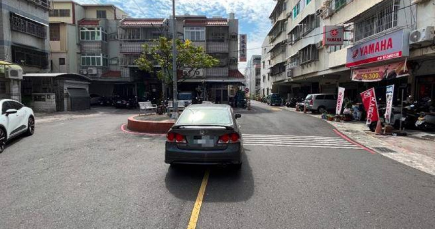 行人違規穿越車道遭撞騰空落地，司機行人皆有責。（圖／翻攝畫面）