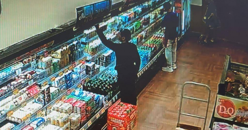 陳姓老翁為貪圖小便宜，16日竊取新北市永和區永貞路全聯超市裡價值45元的火鍋料北海翅。（圖／永和警分局提供）