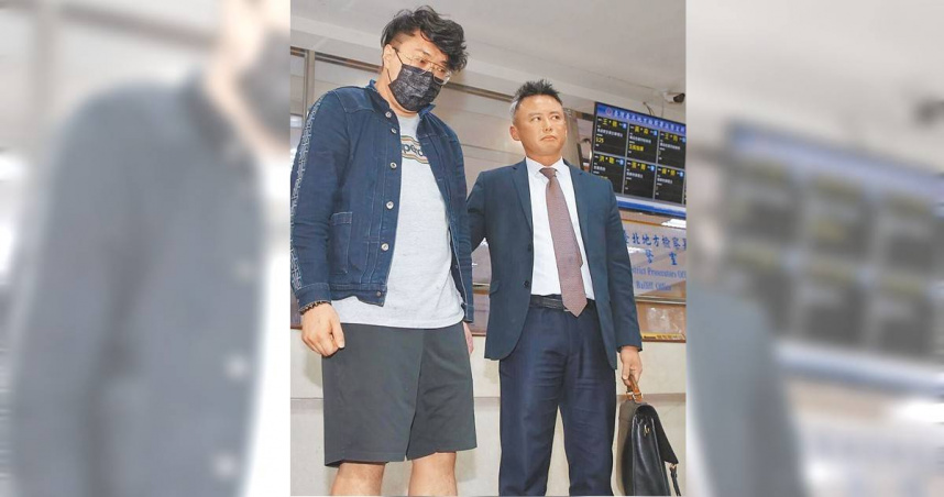 寶林茶室負責人黎仿軒（左）之前案發後被約談，在律師陪同下，向社會大眾道歉。（圖／報系資料照）