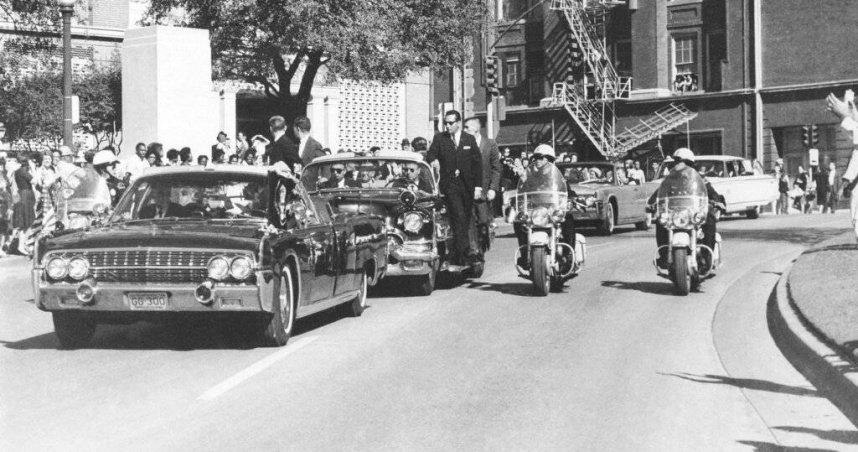 美國前總統甘迺迪遇刺前幾秒的畫面。（圖／達志／美聯社）