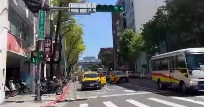 林森北路幸運大廈發生磁磚剝落，不幸砸傷停等紅燈的母女兩。（圖／翻攝畫面）