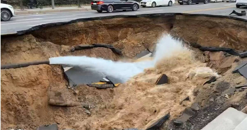 南韓首爾市江東區出現直徑約20公尺、深度約20公尺的天坑，造成1死1傷的悲劇。（圖／翻攝自X／MKII_L）