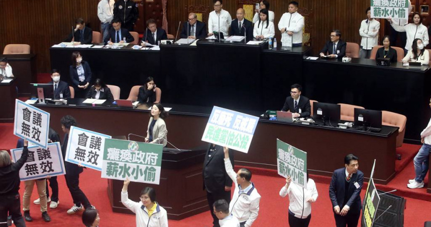 在國民黨和民眾黨人數優勢下，反戒嚴、反廢死公投案闖關成功，逕付二讀後交付協商。（圖／中國時報趙雙傑攝）