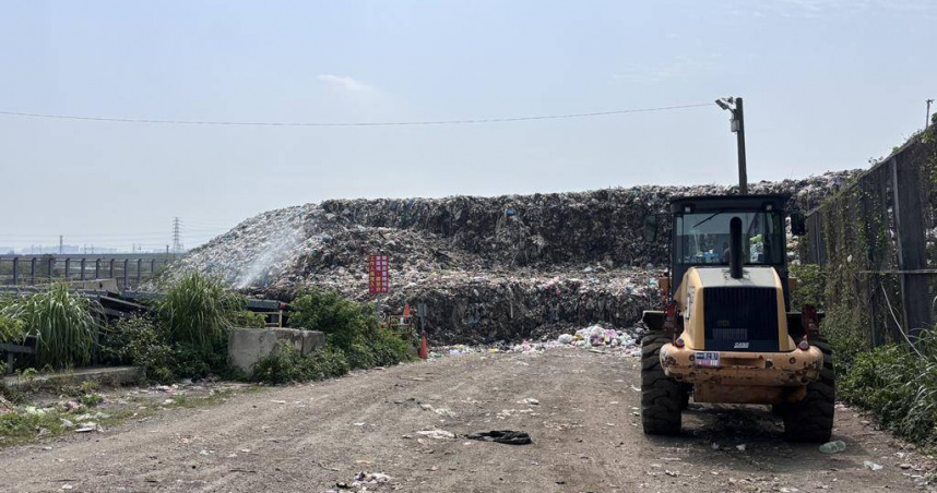 環境部長彭啓明26日上午至桃園市楊梅區員本掩埋場、觀音區保障掩埋場，視察裸露垃圾掩埋場處理量能及清運狀況、清潔隊員休息、辦公空間狀況。（圖／中國時報記者廖姮玥攝）