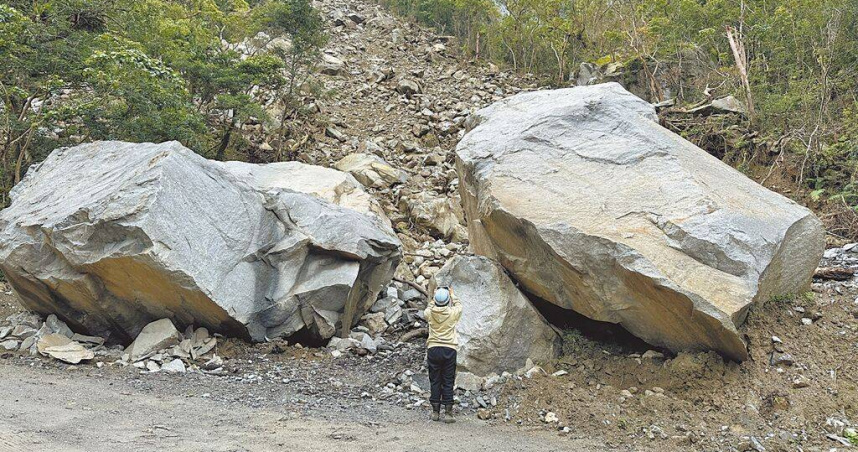 去年0403花蓮大地震重創太魯閣國家公園後，接連而來的颱風也造成布洛灣台地聯外道路嚴重坍方，沿線可見比工程車還大的石塊。（圖／報系資料照）