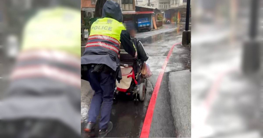 張姓男子行動得靠電動輪椅代步，3月31日輪椅卻突然，所幸有員警幫忙順利脫困。（圖／翻攝畫面）