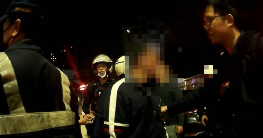 高雄楠梓區爆發當街鬥毆案，警方出動快打警力到場，並將涉案的2男1女帶回警局。（圖／翻攝畫面／紀爰高雄傳真）