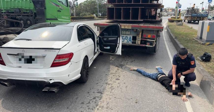 吳姓男監控手開賓士與警方展開追逐，結果追撞停等紅燈的拖板車，最終卡在車陣才落網。（圖／翻攝畫面）