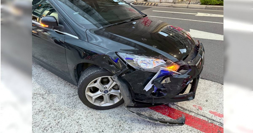 新莊女違規右轉釀車禍，騎士閃避不及猛撞受傷，警方對其違規情事依法開罰。（圖/翻攝畫面）