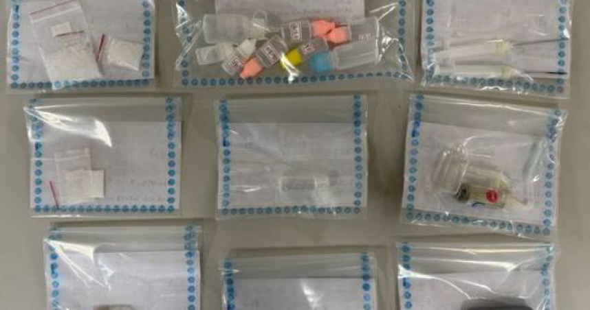 張女與男友前往蘆洲友人住處吸毒,警方登門攻堅後陸續逮獲3人,並在屋內查扣各式毒品。(圖/翻攝畫面)