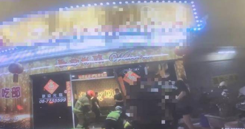 男怒撞大門致清潔員重傷，6次人遭依法處理。（圖／翻攝畫面）