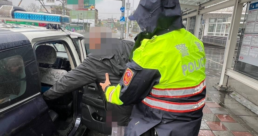 南港警發現1名老翁坐在公車站椅上且全身溼透，立刻將其帶回派出所協助，最終成功幫其找回家屬。（圖／翻攝畫面）