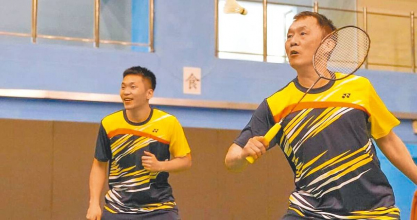 奧運羽球金牌選手李洋（左）的父親李峻淯（右）將參加世壯運羽球賽。（圖／翻攝畫面）