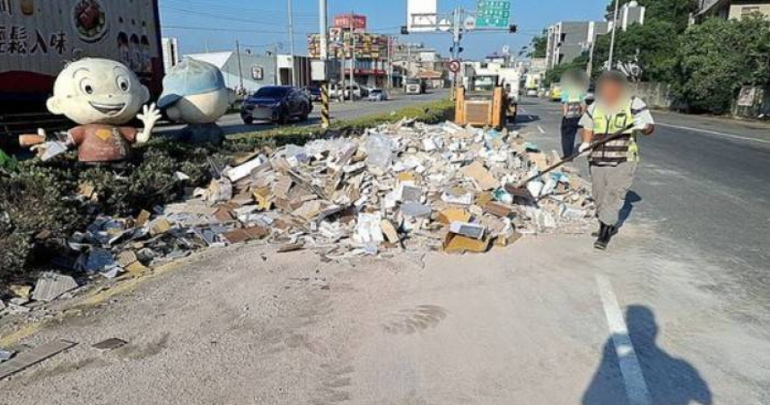 國3通霄匝道口有大量磁磚碎落滿地，拖板車沒適當減速且未綑綁物品牢固惹禍。（圖／翻攝畫面）