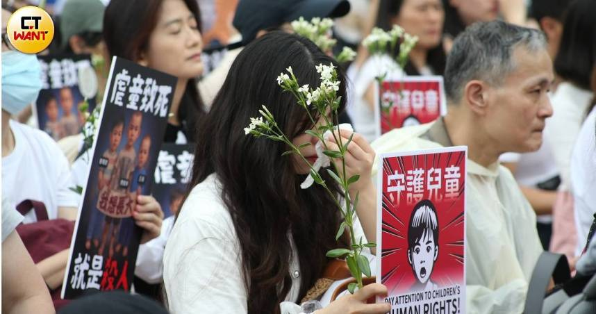 關心男童剴剴虐死案的民眾,10日下午在凱道舉行「終結兒虐,陪你長大」陳情活動,而13日下午將對劉姓姊妹進行宣判。(圖/黃鵬杰攝)