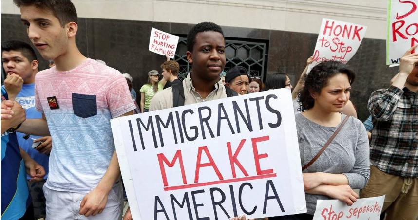 川普政府團隊正考慮推出一檔真人實境秀節目，讓移民參加競賽，贏得者將能「加速獲得美國公民身份」。（示意圖／達志／美聯社）