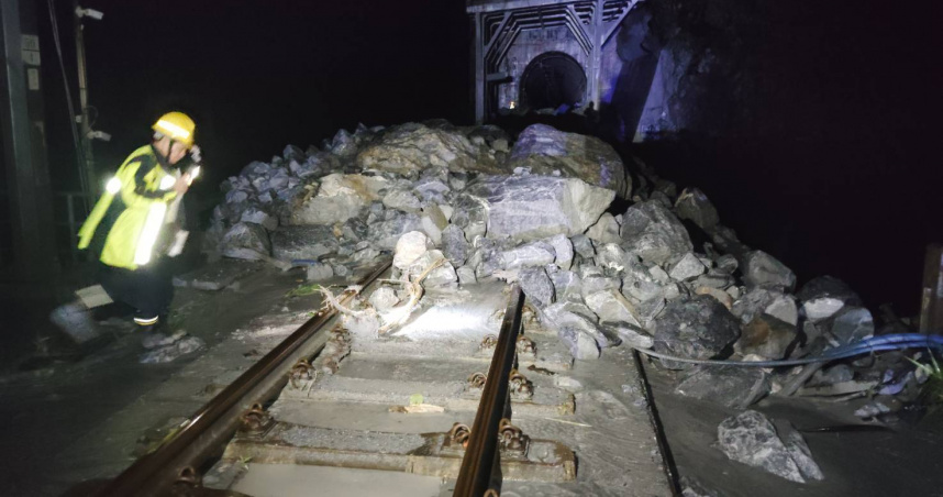 土石泥流導致北迴線雙向中斷。（圖／卓榮泰臉書）